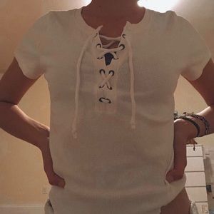 🤑BUNDLE AND GET DISCOUNTS White laced up tee